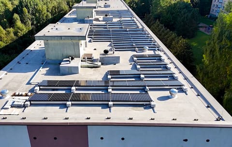 Fotovoltaika na střeše bytového domu je ideální způsob, jak omezit výdaje za energie i v době krize.