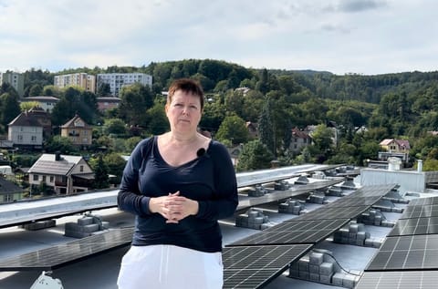 Pravda o fotovoltaice: Reálné zkušenosti předsedkyně SVJ se solárními panely