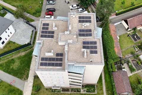 Největší mýty o fotovoltaice pro bytové domy. A důkazy, že v praxi je to jinak