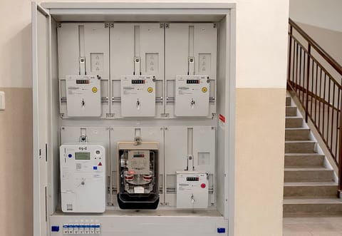 Foto: Domy sobě, Typické sloučené odběrné místo k fotovoltaice, tzv. na patě domu.