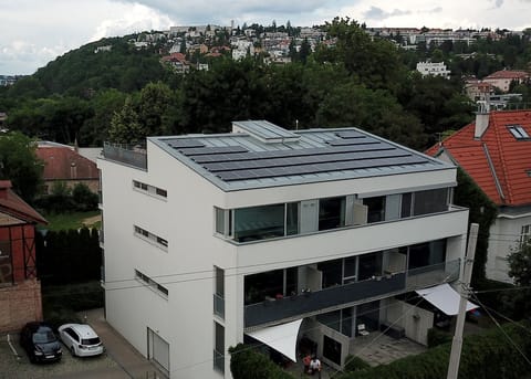 Domy sobě: Renovační pas není jen byrokracie. Může pomoci financovat fotovoltaiku pro SVJ
