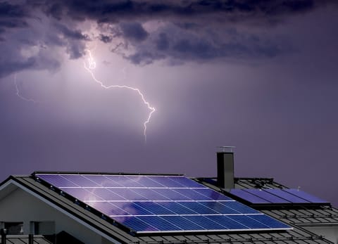 Boříme mýty o fotovoltaice aneb Nebojte se požárů, zborcení střechy, natož hluku
