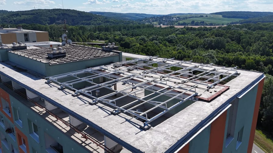 Drží fotovoltaika na střeše bezpečně? Než začneme s montáží, ověříme to