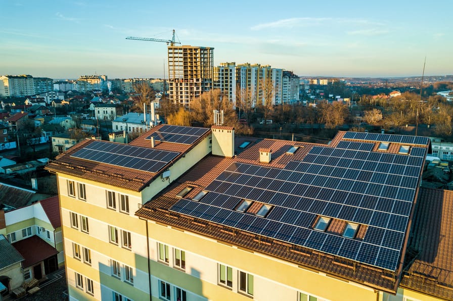 Fotovoltaika pro SVJ správně a bez omylů. Podrobný návod pro rok 2023
