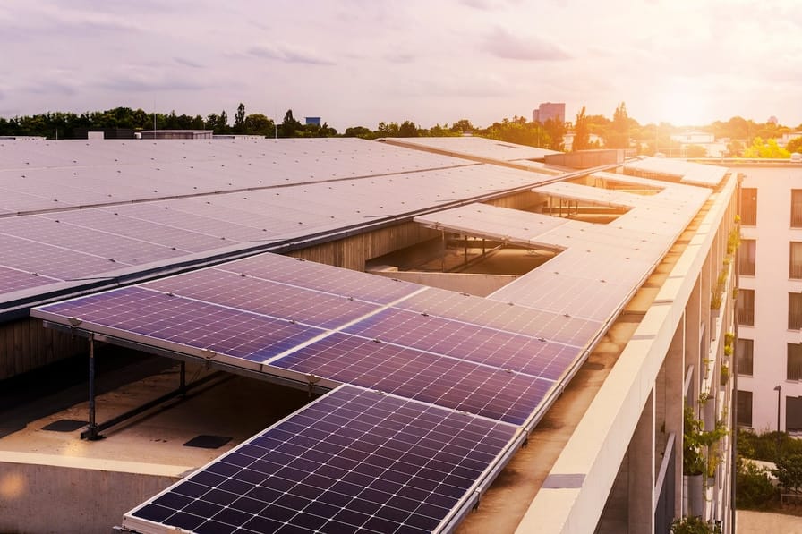 Fotovoltaiku pro bytový dům nezkušená firma nezvládne, protože vyhoří už na administrativě