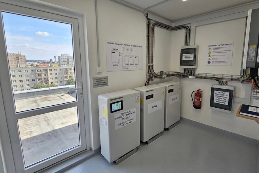 Domy sobě, Baterie k fotovoltaice pro bytový dům se vám vyplatí v podstatě vždycky.