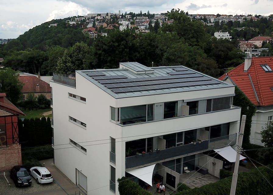 Domy sobě: Renovační pas není jen byrokracie. Může pomoci financovat fotovoltaiku pro SVJ