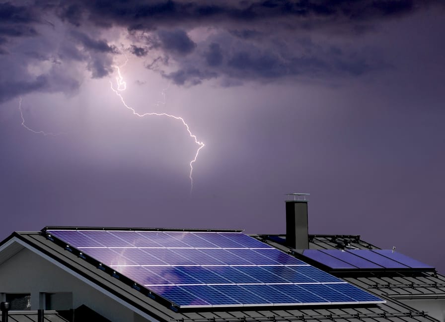 Boříme mýty o fotovoltaice aneb Nebojte se požárů, zborcení střechy, natož hluku